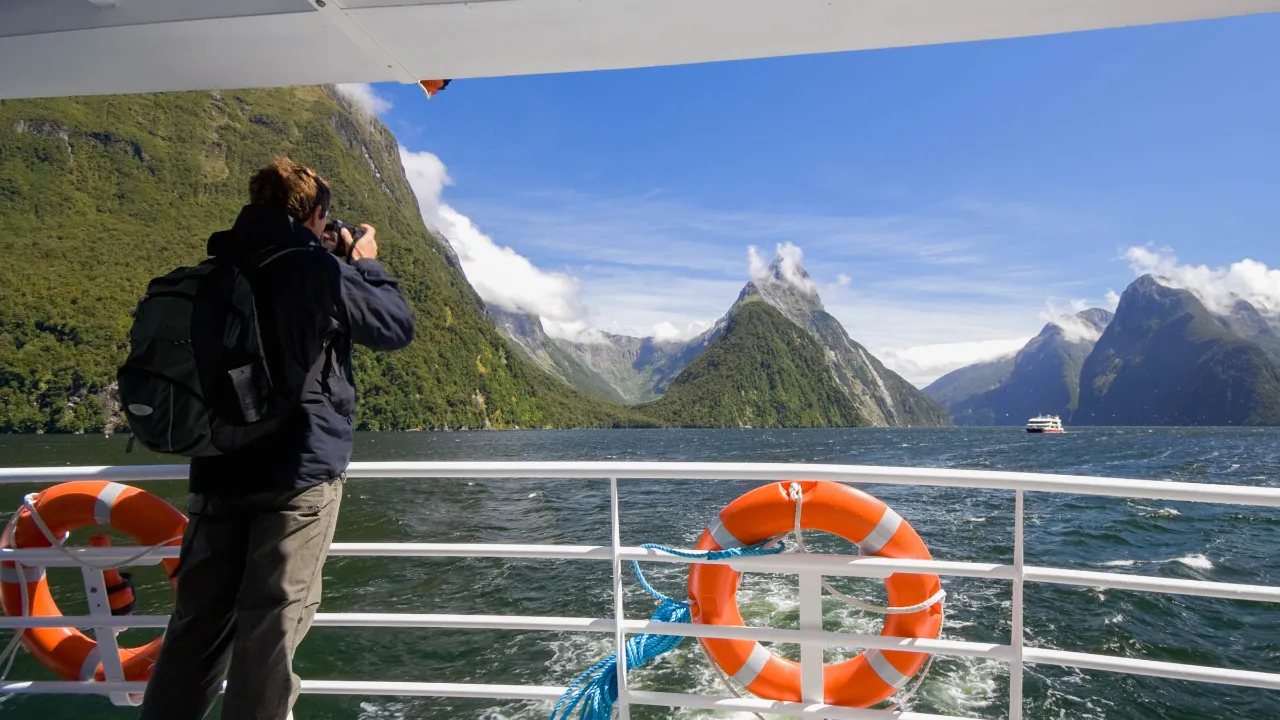 Milford Sound, widziany z pokładu statku, z charakterystyczną górą Mitre Peak