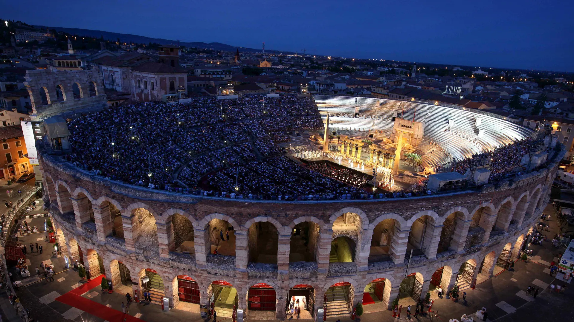 Wypełniony amfiteatr w Weronie Wypełniony amfiteatr w Weronie