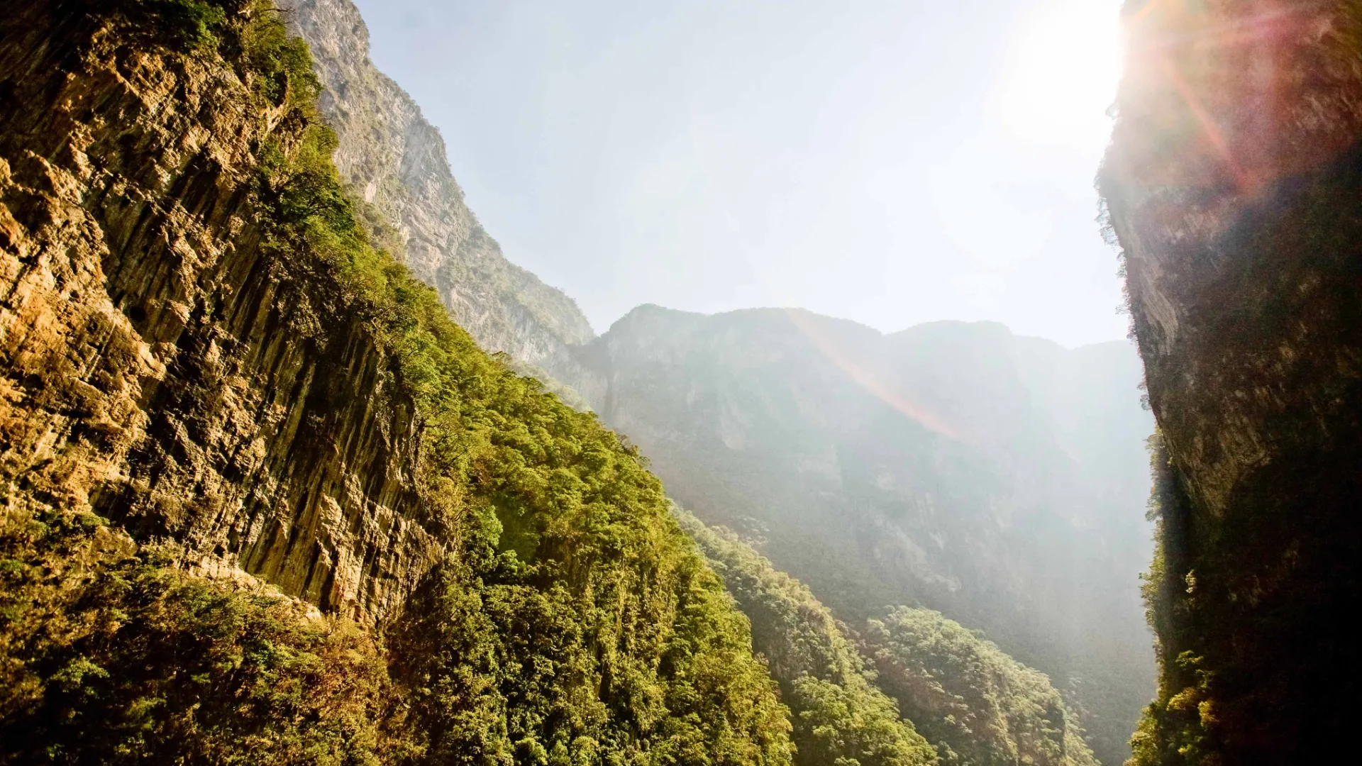 Majestatyczny wąwóz Sumidero wznosi się na 1000 metrów nad rzeką Río Grijalva Majestatyczny wąwóz Sumidero wznosi się na 1000 metrów nad rzeką Río Grijalva