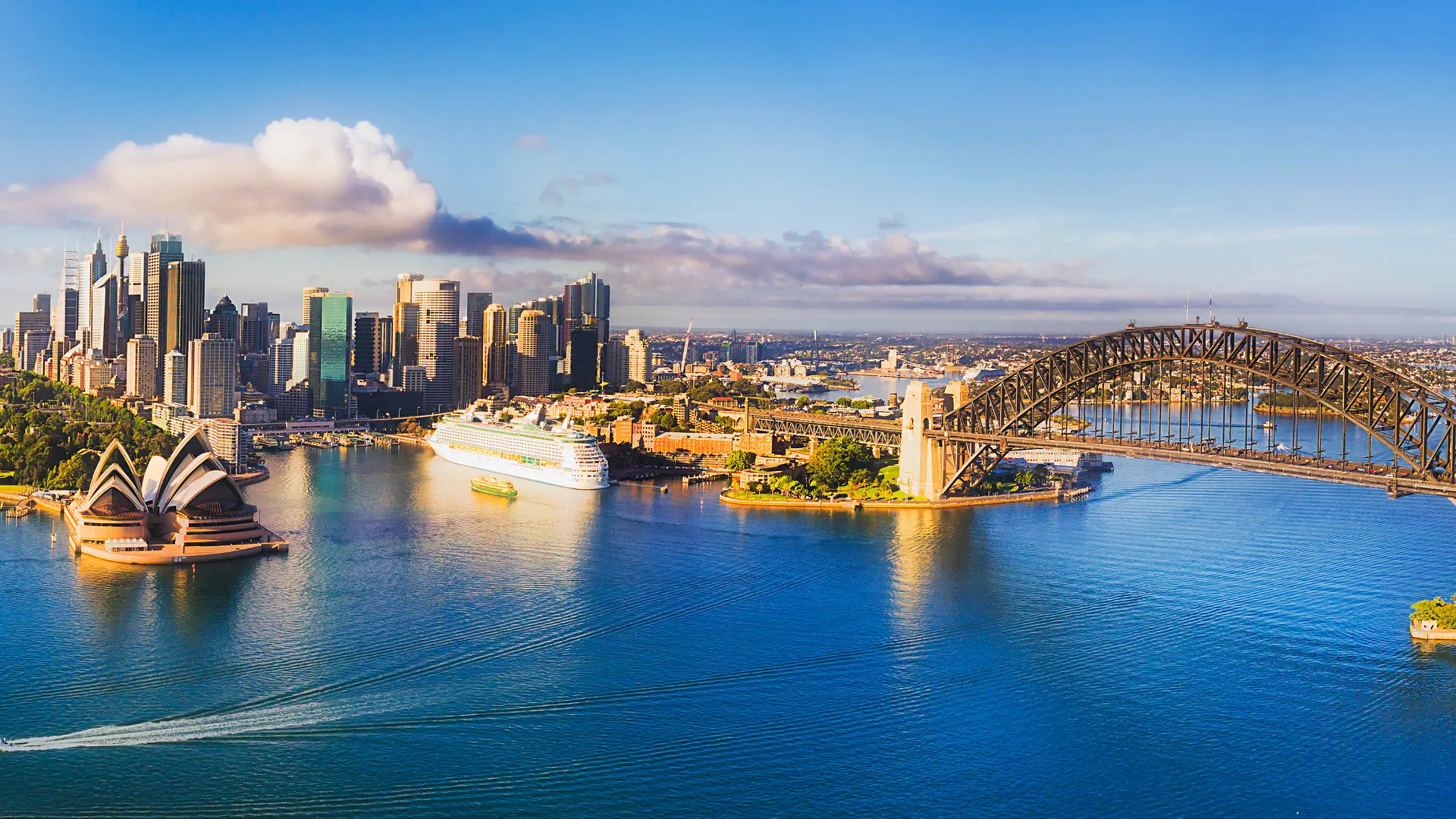 Port w Sydney z słynną operą Utzona i mostem "sylwestrowych fajerwerków" Port w Sydney z słynną operą Utzona i mostem "sylwestrowych fajerwerków"