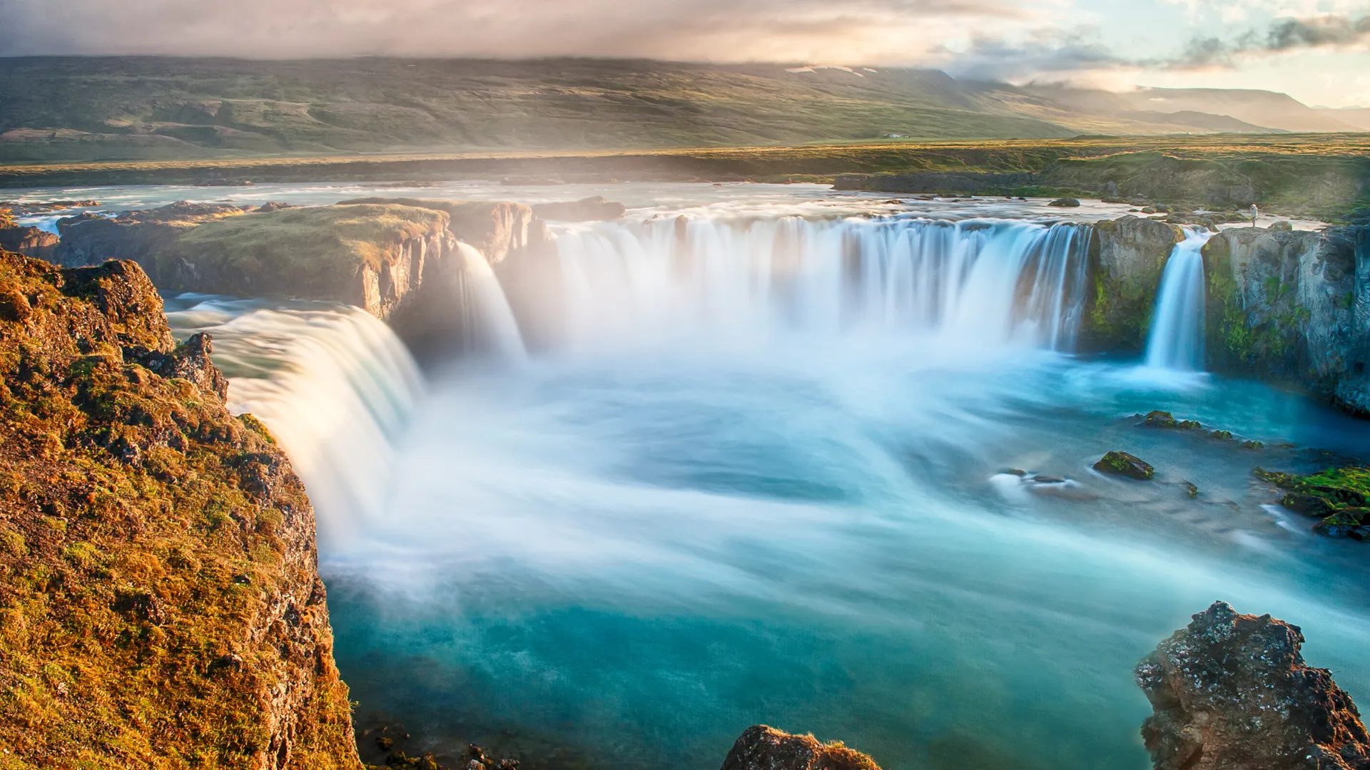 Wodospad Goðafoss ma około 12 metrów wysokości i 30 metrów szerokości Wodospad Goðafoss ma około 12 metrów wysokości i 30 metrów szerokości