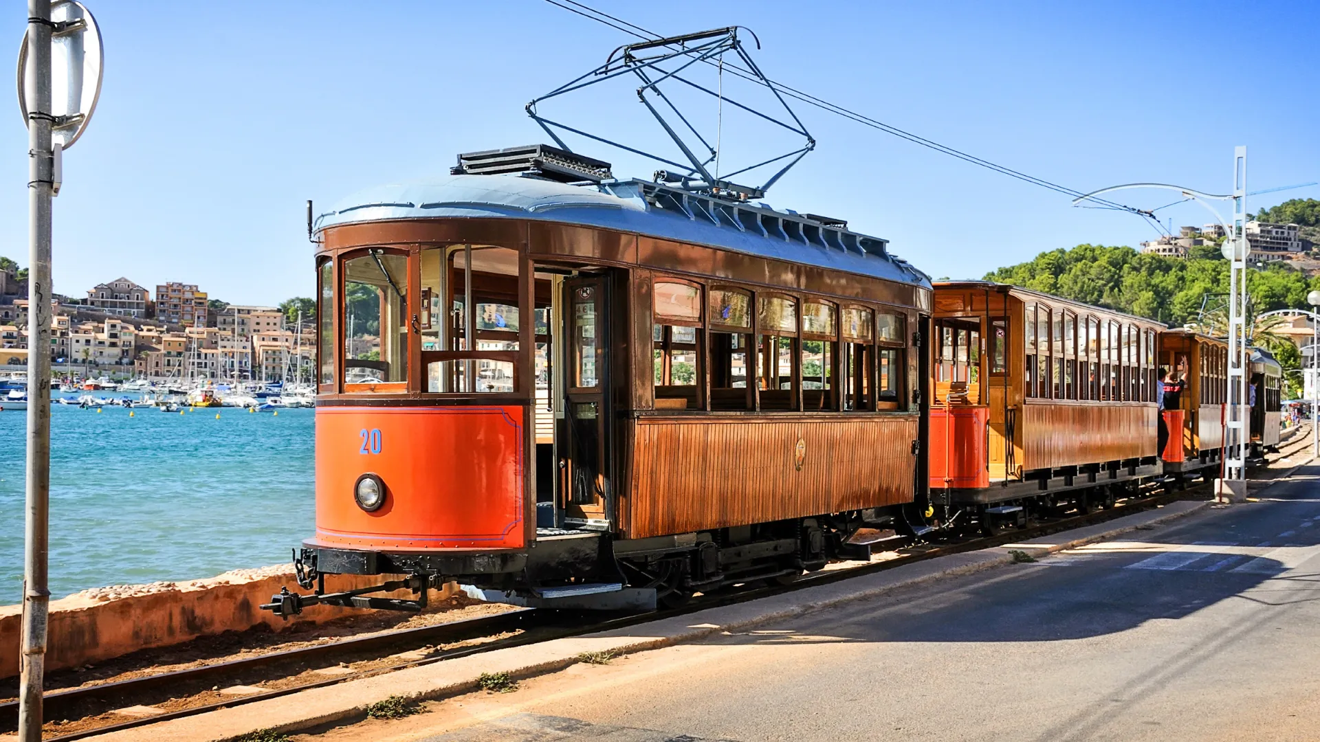 Klasyczny tramwaj kursuje między Sóller a Port de Sóller