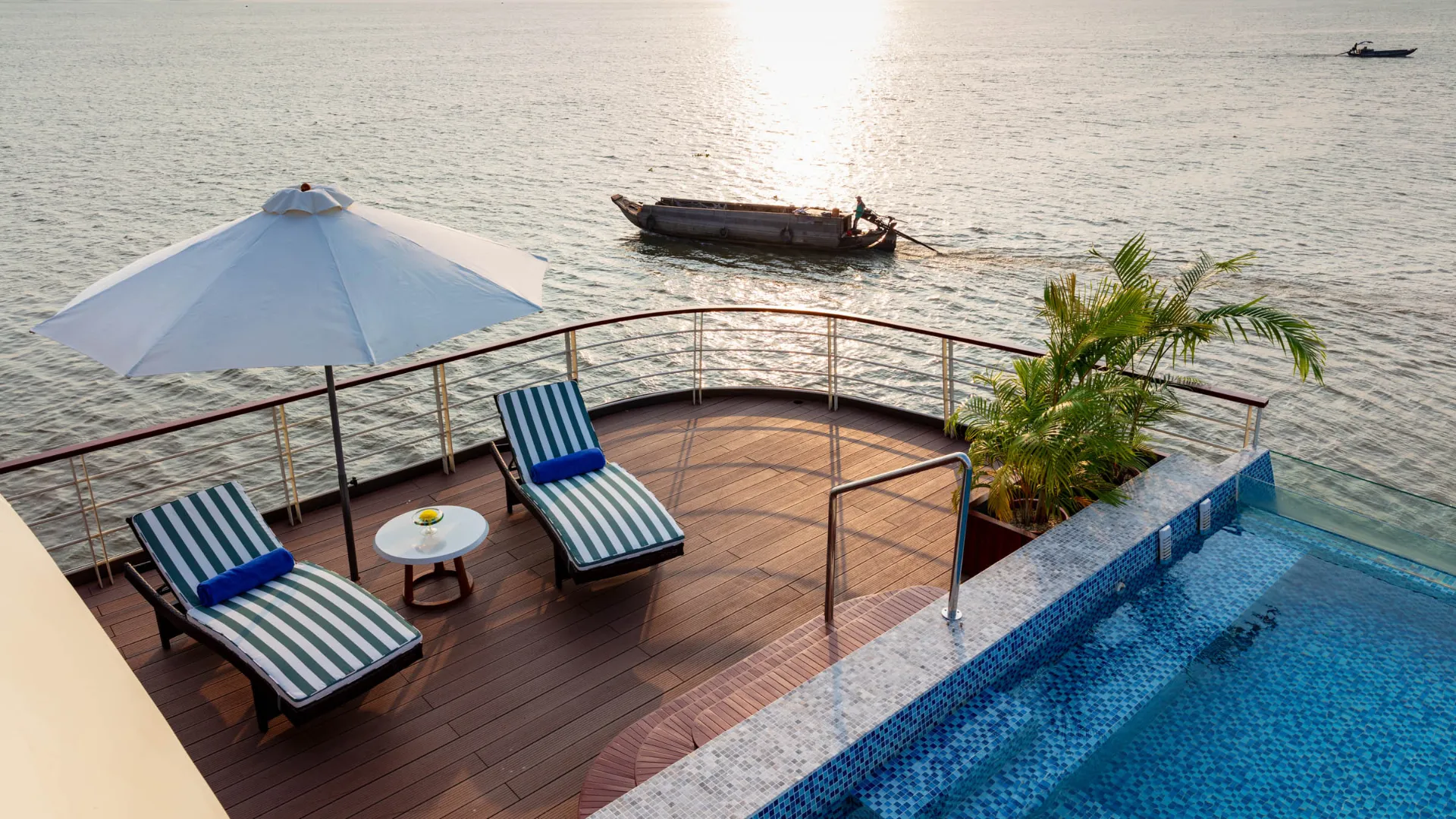 Basen przy Victoria Mekong