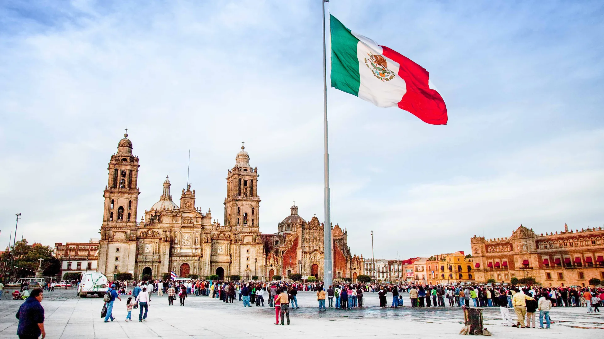 Plac Konstytucji (Zócalo) w Meksyku z Katedrą Metropolitalną w tle – największą w obu Amerykach
